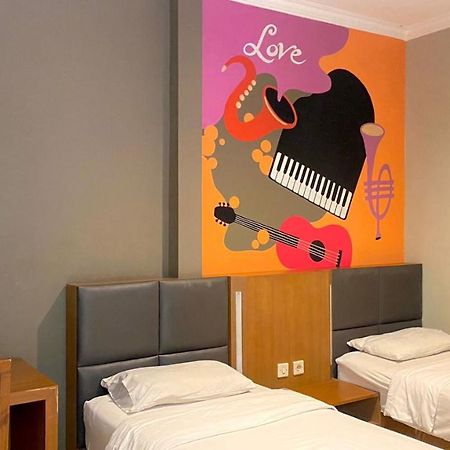 Votel Viure Hotel Jogjakarta Maguwo Экстерьер фото