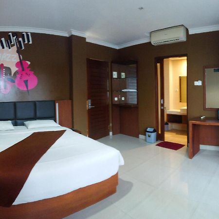 Votel Viure Hotel Jogjakarta Maguwo Экстерьер фото