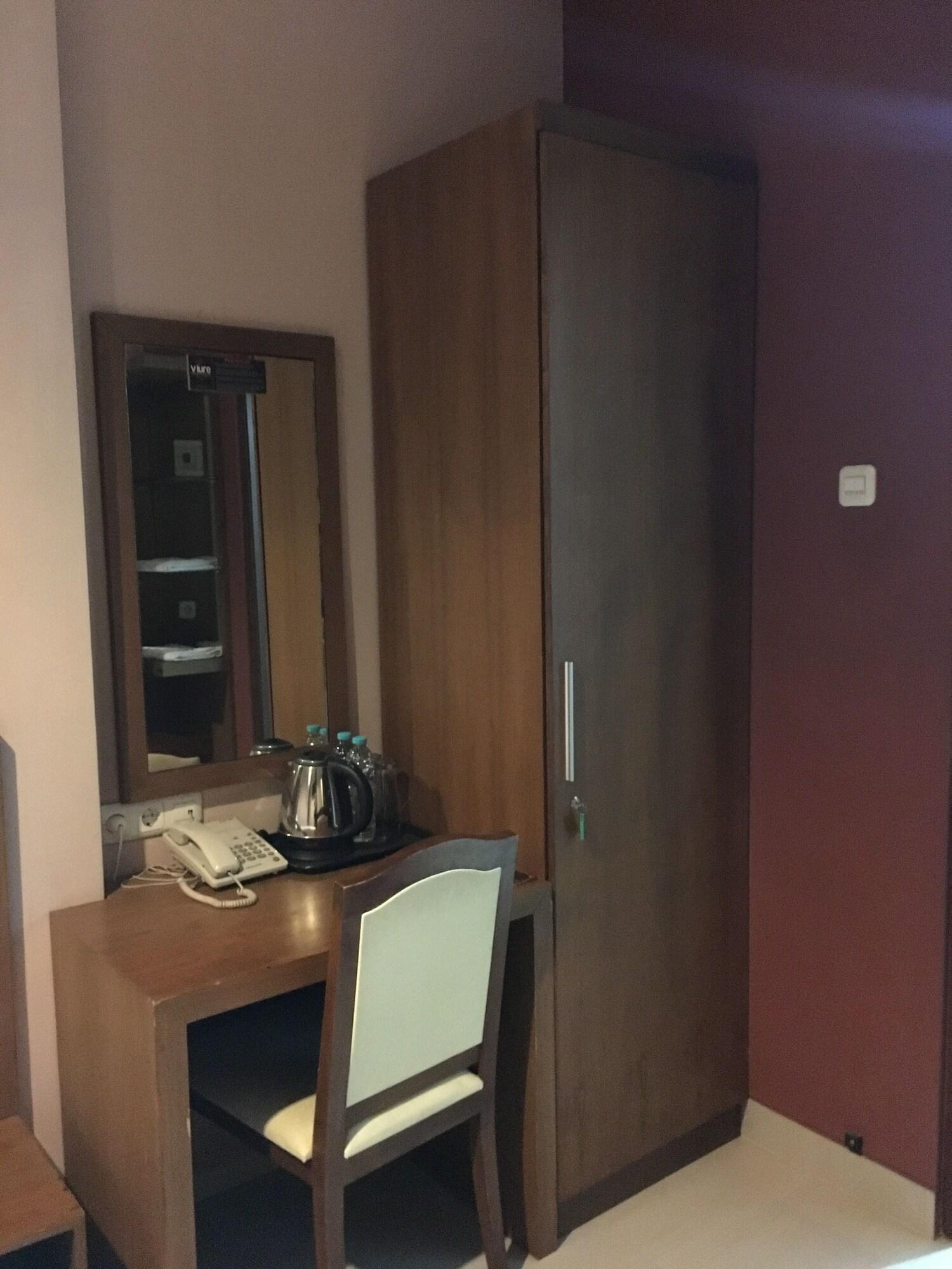 Votel Viure Hotel Jogjakarta Maguwo Экстерьер фото
