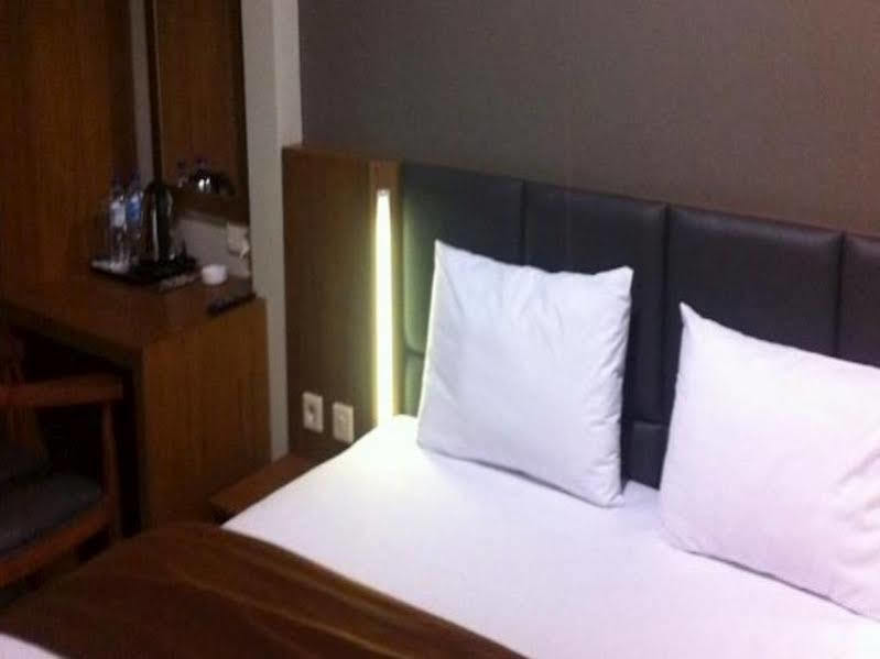 Votel Viure Hotel Jogjakarta Maguwo Экстерьер фото