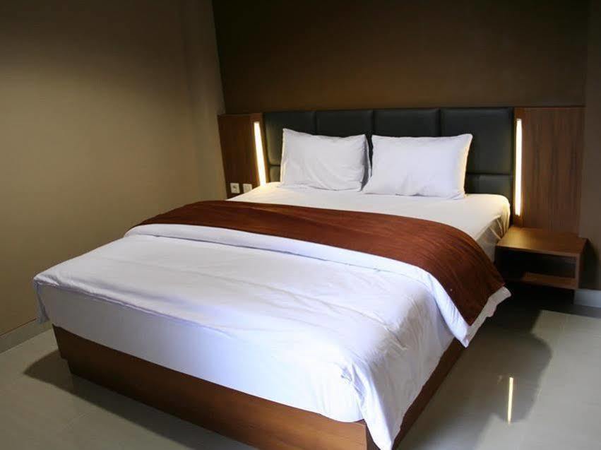 Votel Viure Hotel Jogjakarta Maguwo Экстерьер фото